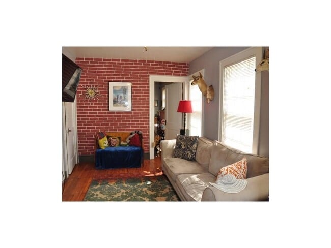 Building Photo - Great Garage Apartment in Hyde Park!