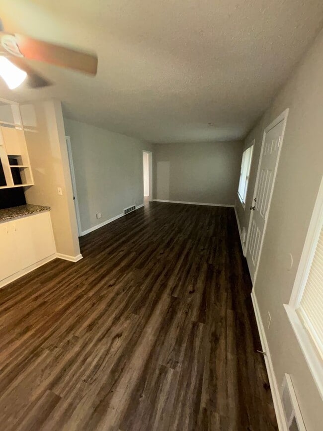 Foto del edificio - Charming 3 Bed, 1 Bath Home with 1-Car Garage in South Kansas City Location