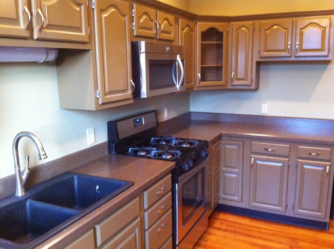 Spacious kitchen - 122 Jay St