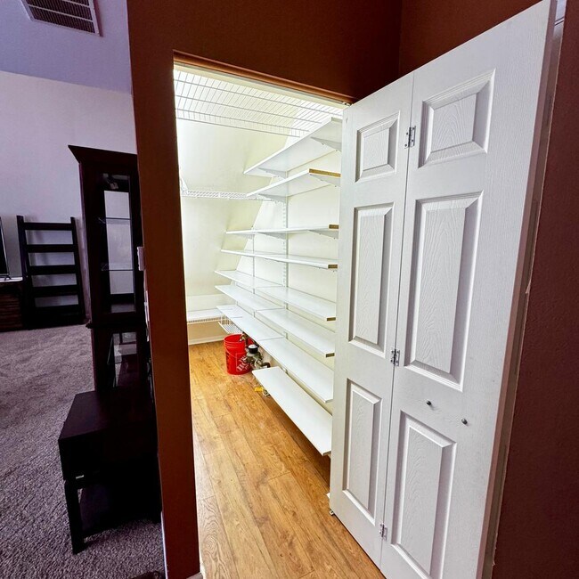 Foto del edificio - 5362 Wildspring Dr