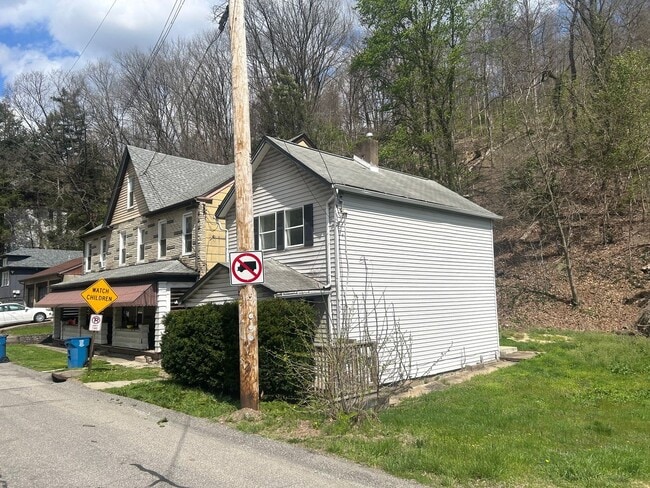Building Photo - Welcome Home to This Well-Maintained Turtle Creek Gem