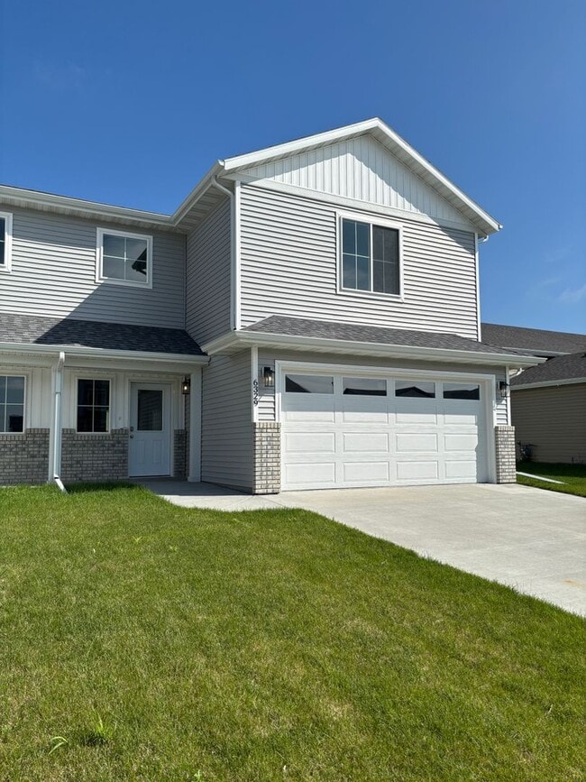 Building Photo - Contemporary 3 Bed, 2.5 Bath Home | Functi...