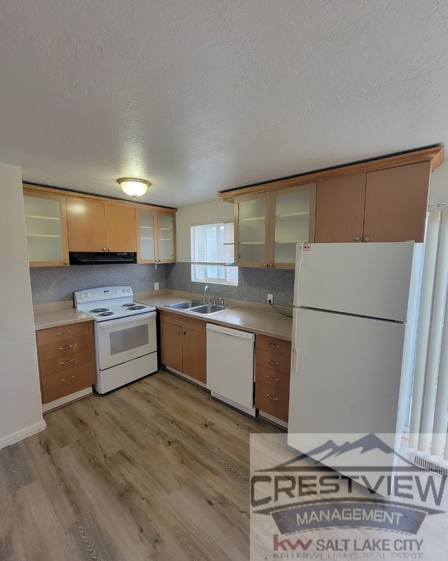 Building Photo - Spacious Home in Magna – Convenient Location!