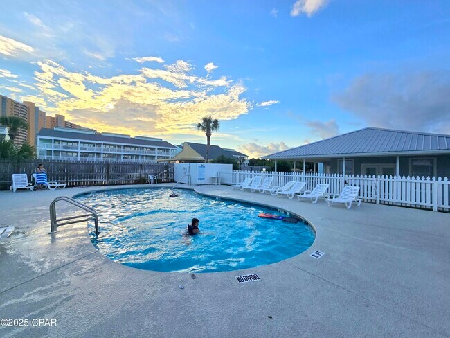 Foto del edificio - 17642 Front Beach Rd