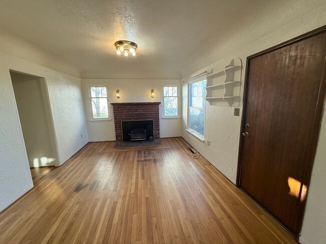 Building Photo - Vintage Charmer with Mountain View