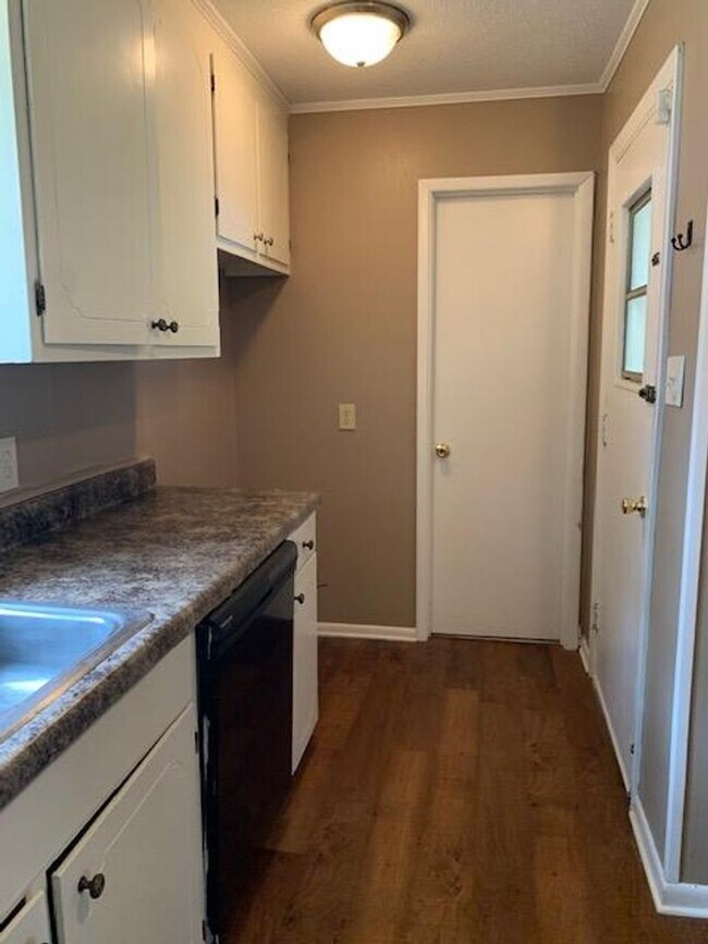 Building Photo - 3Bedroom/2Bath located near Bemiss Rd on N...