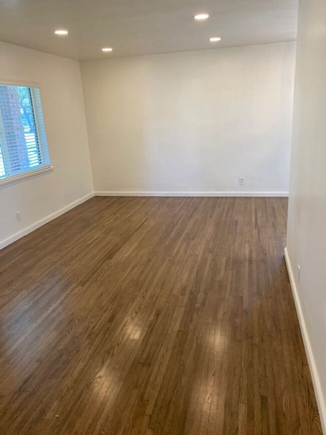 Building Photo - JUST REMODELED - 3 BEDROOM 1 BATH HOME IN ...