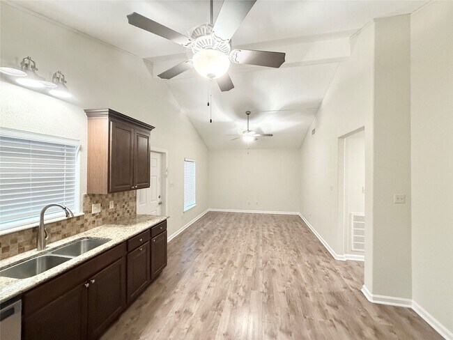 Foto del edificio - 140 Huisache St