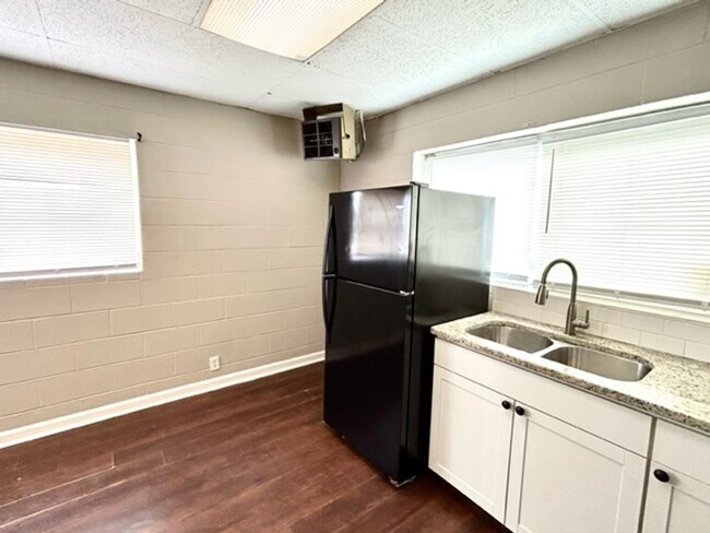 Foto del edificio - 124 Cottonwood Dr.
