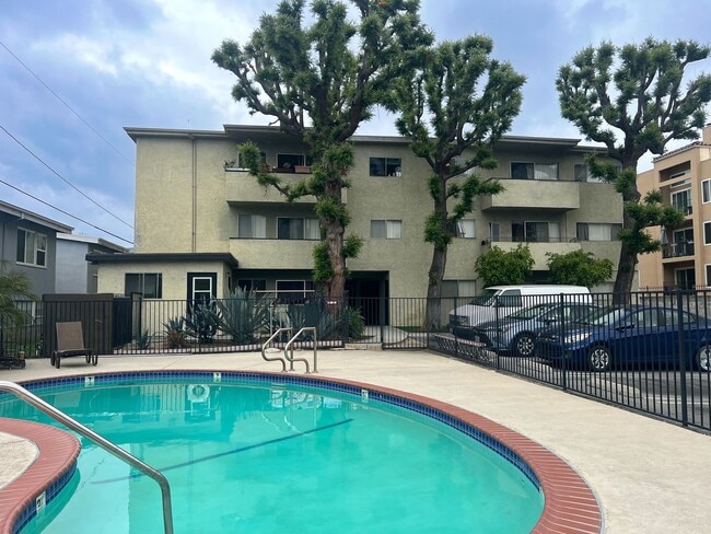 Building Photo - 11018 Moorpark Apartments