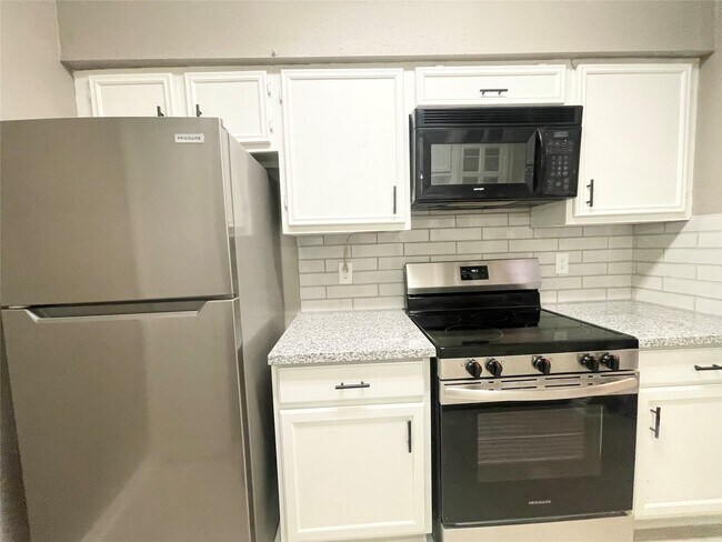 Building Photo - 9850 Pagewood Ln