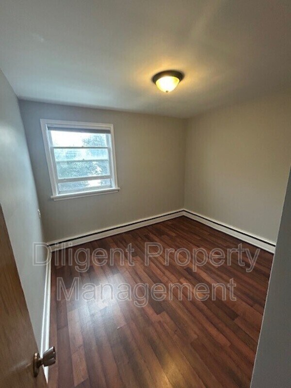 Building Photo - 164 Westmount St