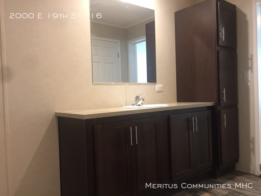 Building Photo - 2000 E 19th St