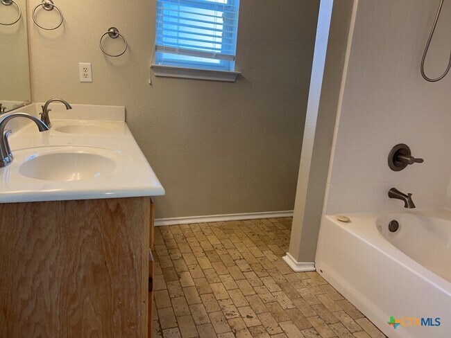 Building Photo - 309 Viola Dr