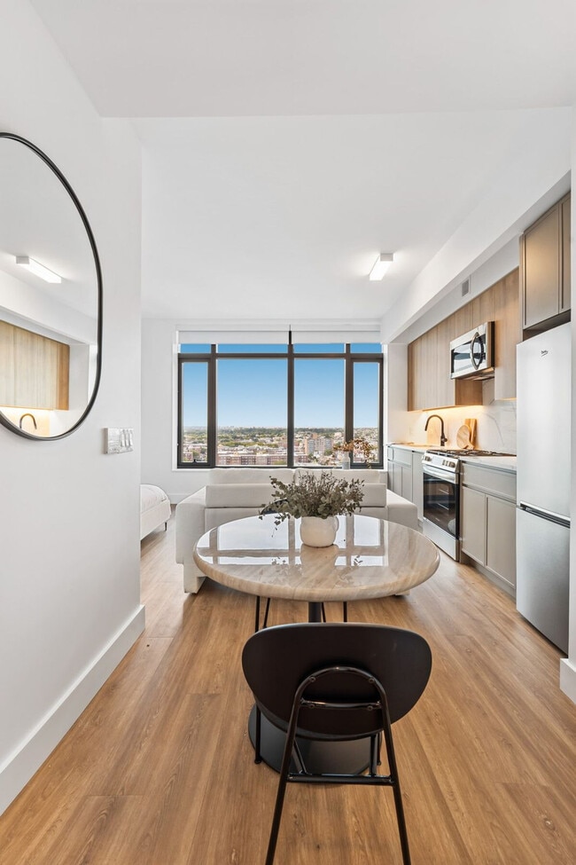 Foto del edificio - 2230 Cropsey Ave