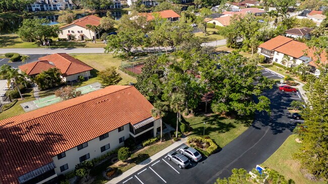 Building Photo - "Discover Serenity: Spacious 2-Bed, 2-Bath Condo in Vibrant Sarasota!"