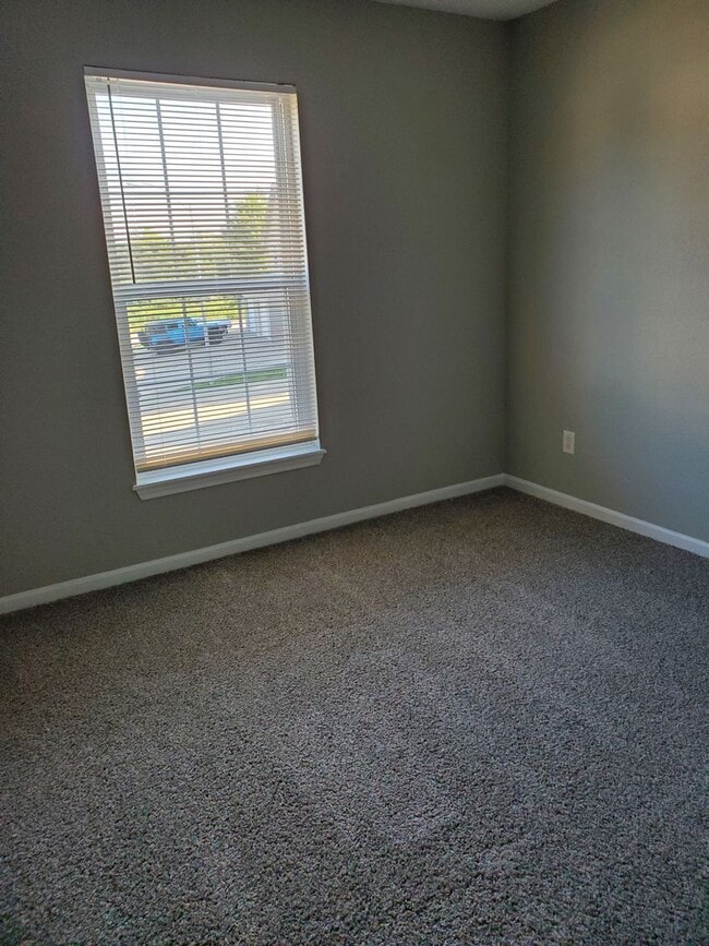 Building Photo - Oak Grove 3 bedroom 2 1/2 Bath Townhouse