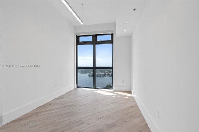 Building Photo - 17301 Biscayne Blvd