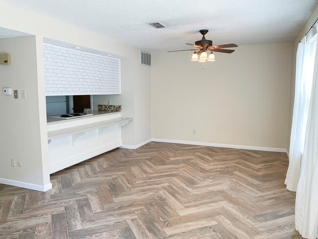 Building Photo - 2 Bed Townhouse with Garage! Convenient Lo...