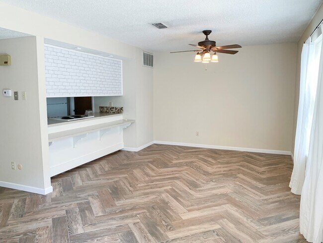 Foto del edificio - 2 Bed Townhouse with Garage! Convenient Lo...