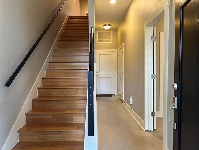 Foto del edificio - Welcome to SoLa City Homes, where urban el...