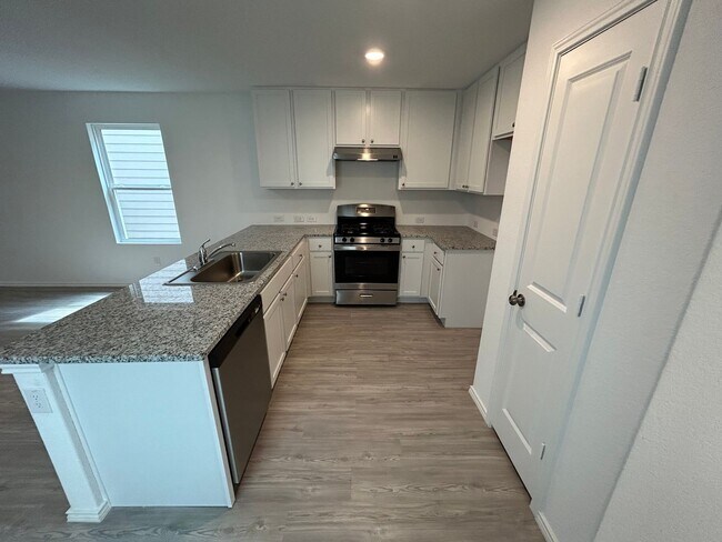 Building Photo - **Application Recevied** **MOVE- IN SPECIA...