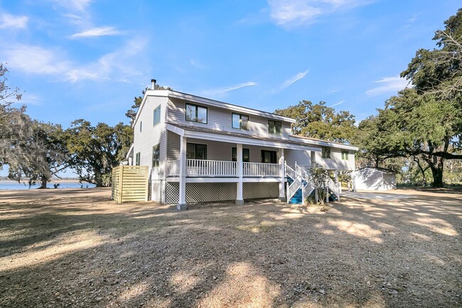 Foto del edificio - Spacious 3-Bedroom Home on Wadmalaw Island