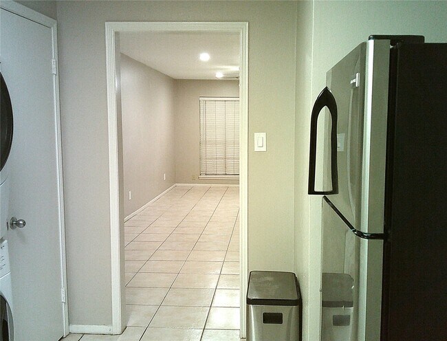 Building Photo - 1102 W Tri Oaks Ln
