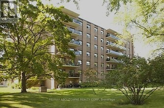 Building Photo - 135 Allan St