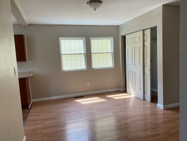 Building Photo - Newly Remodeled 2 Bedroom 1 Bath with Base...