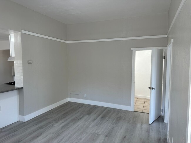 Building Photo - 4bed FULLY REMODELED TOP unit!!!