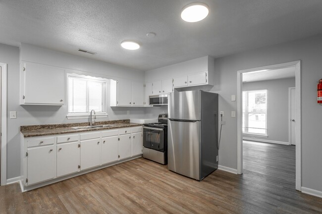 Building Photo - 3339 Pinewood Ave