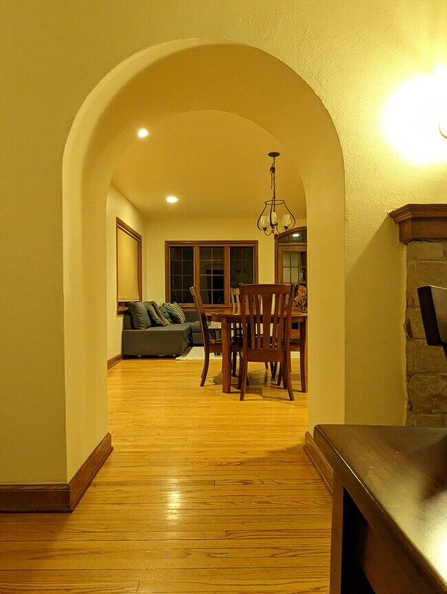 Living room / dining room - 4130 Meyer Ave