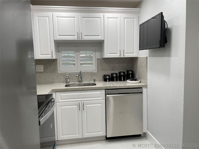 Building Photo - 9420 S Hollybrook Lake Dr
