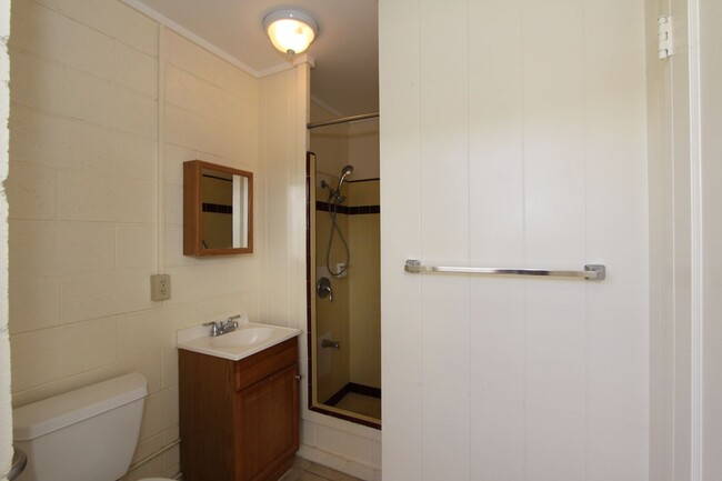 Foto del edificio - 1 br, 1 ba, 1 prkg, unit in a 4 unit singl...