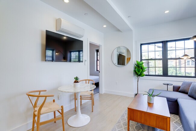 Foto del edificio - 712 G Street SE Unit 202