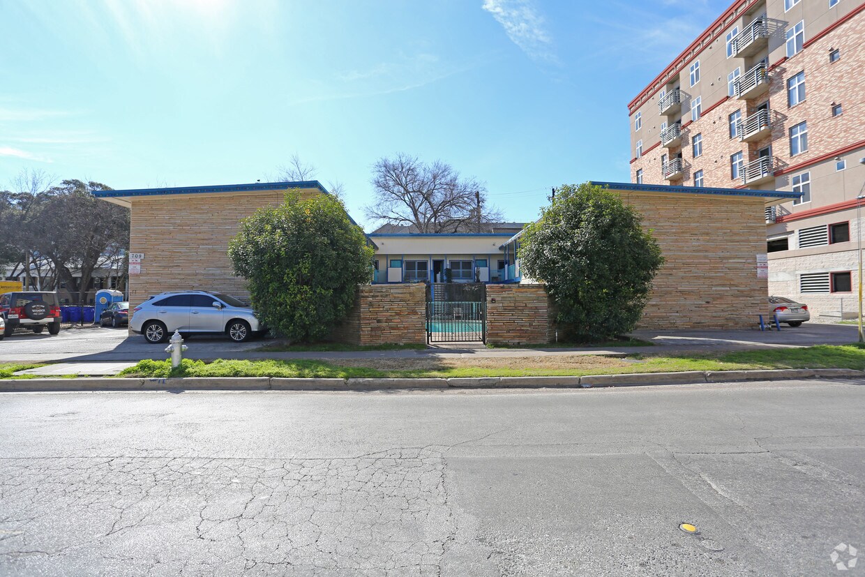 Foto principal - 709 W 26th St