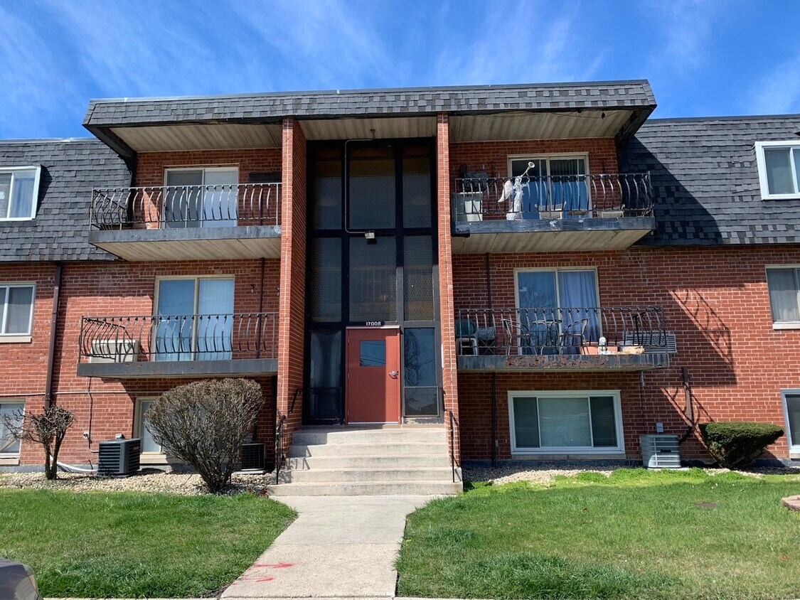 Foto principal - 17011 Albany Ave