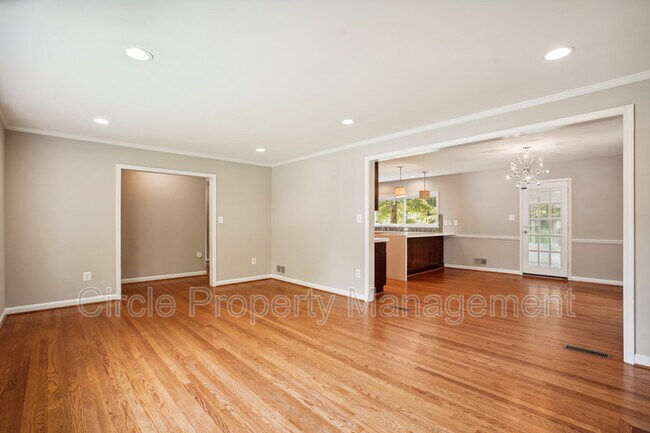 Foto del edificio - 6139 Tompkins Dr