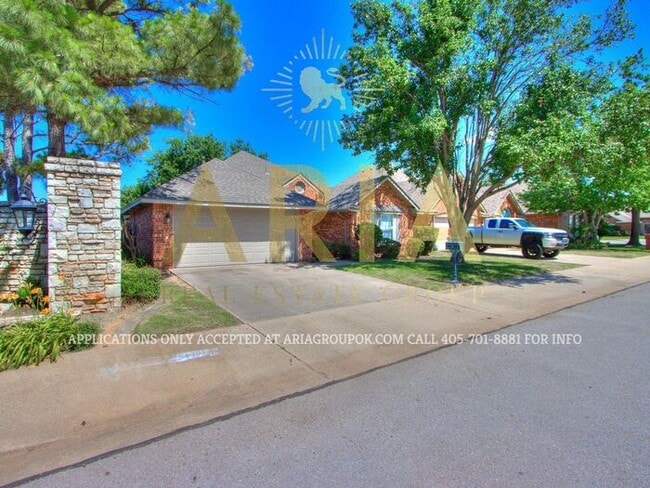 Building Photo - West Norman Willowbend Addition 3 Bed 2 Ba...