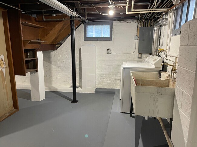 laundry area - 1112 Romayne Ave