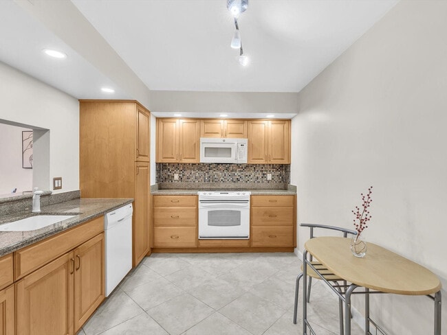 Foto del edificio - 1150 Hillsboro Mile