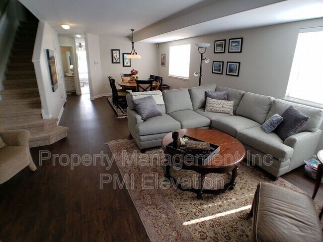 Foto del edificio - 2442 S Williams St