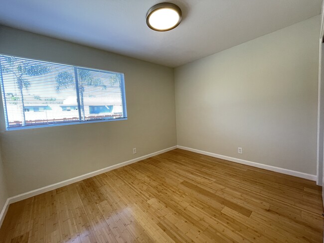 Building Photo - Private Patio, hardwood floors throughout