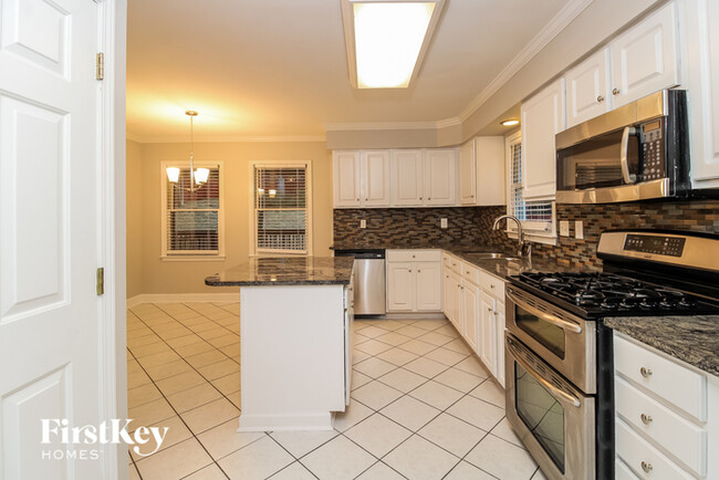 Building Photo - 6585 Lake Dale Way