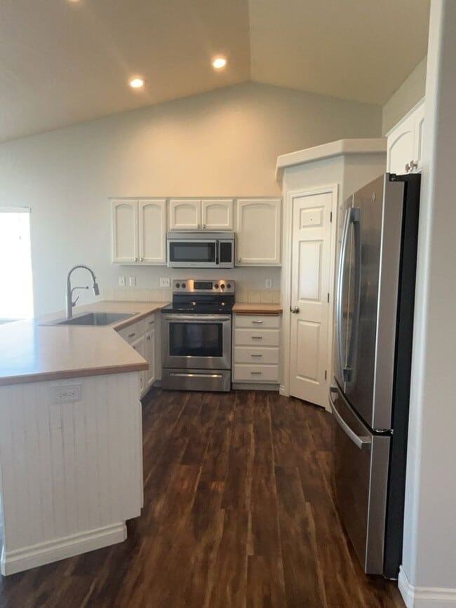 Building Photo - 1537 Foxglove Ave