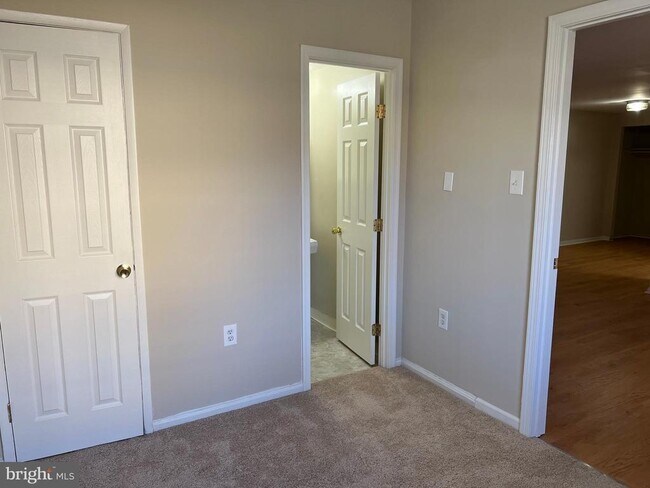 Foto del edificio - 5915 Mayflower Ct