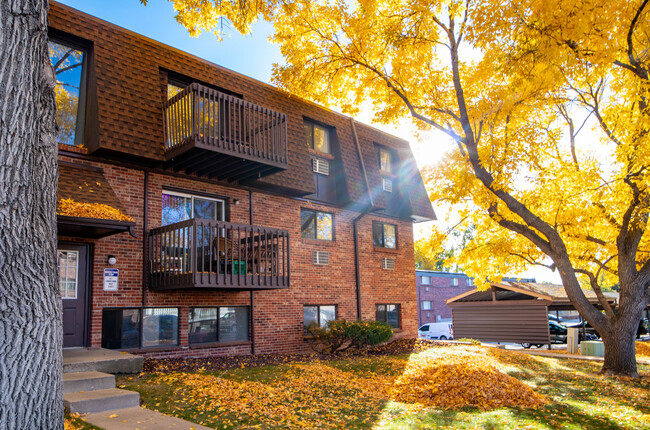 Exterior de la propiedad en otoño - Lamar Village Apartments