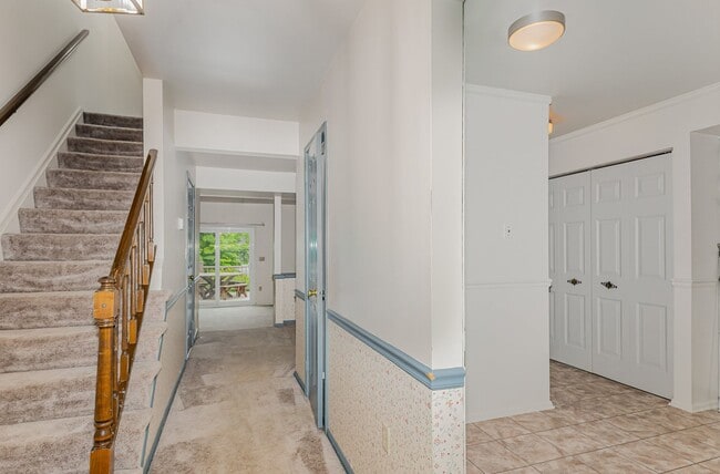 Building Photo - 1140 Hedgerow Ln
