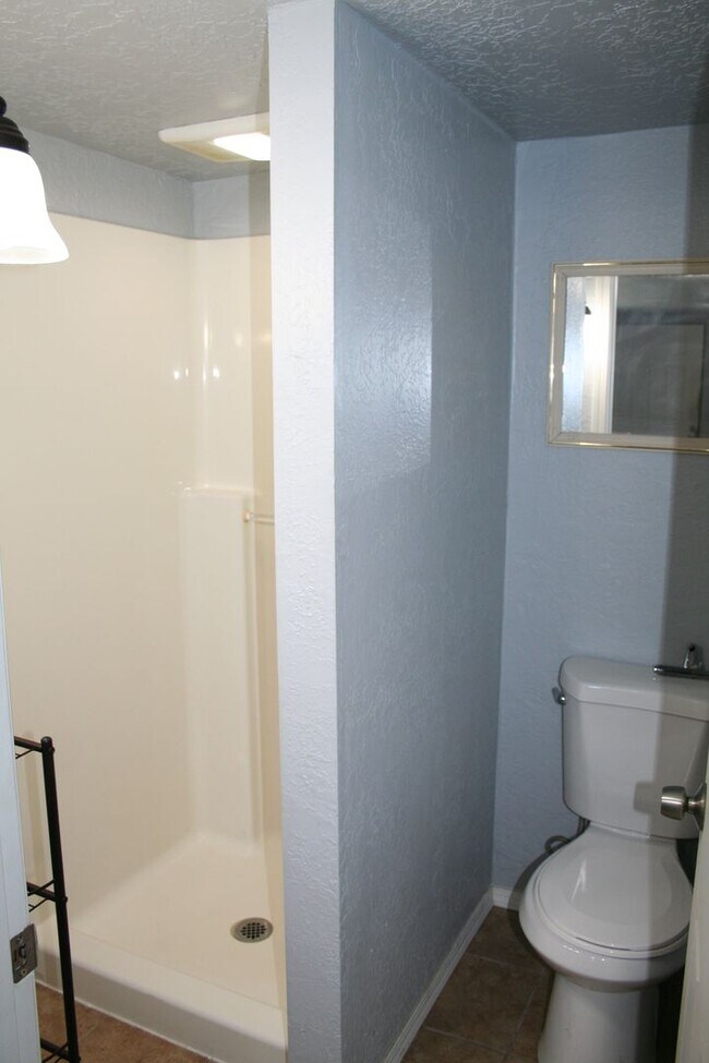 Building Photo - Shop Studio Unit